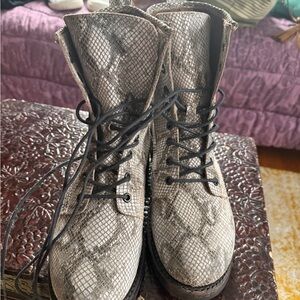 Women’s Frye Snake Combats sz 9 New Leather